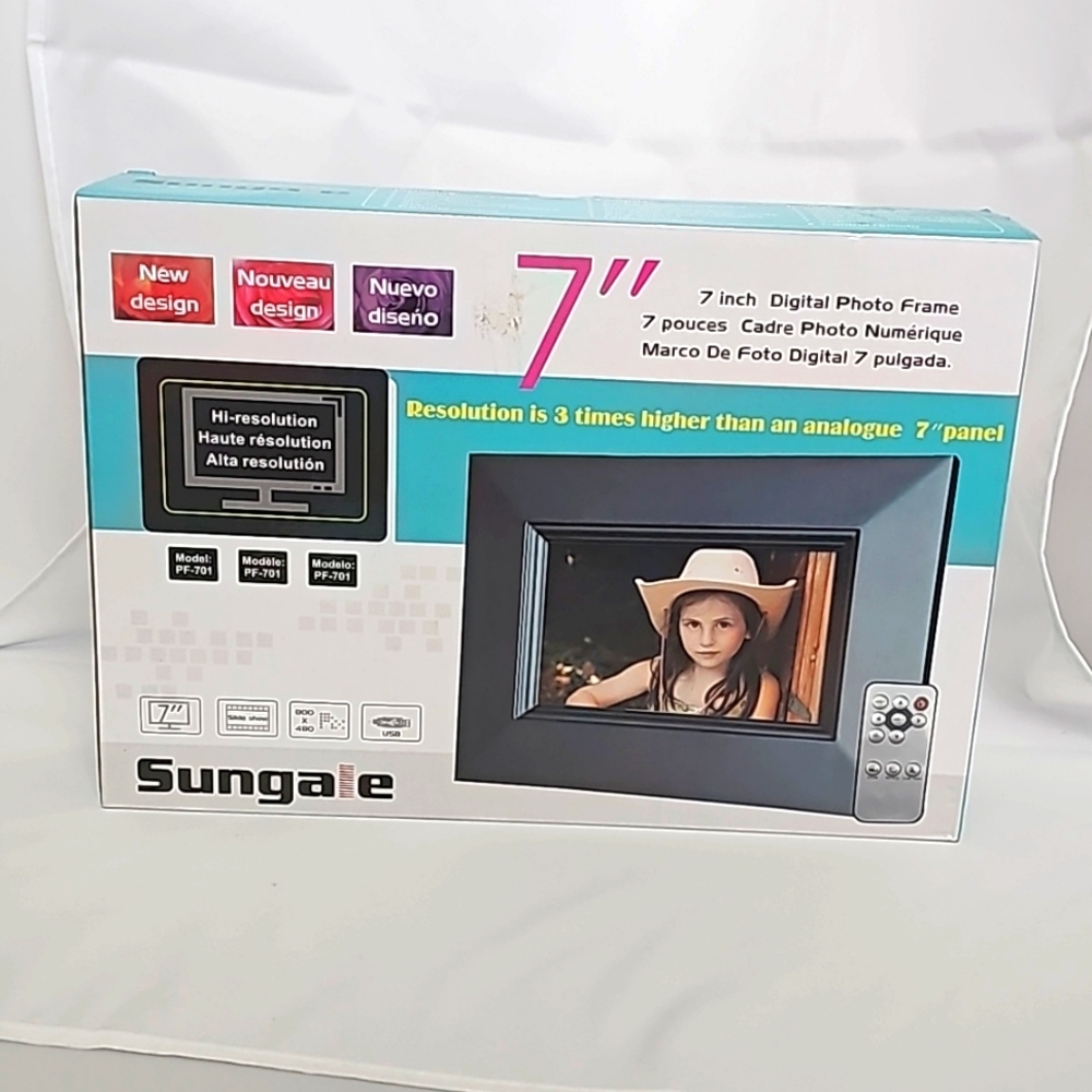 NIB Sungale 7in Digital Photo Frame